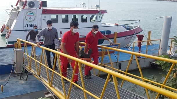 امدادرسانی به خدمه یک کشتی در آب‌های ساحلی بندر نوشهر