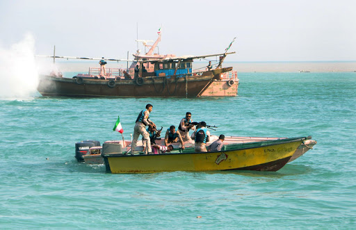 توقیف دو شناور شناور حامل کالای قاچاق در سواحل ماهشهر