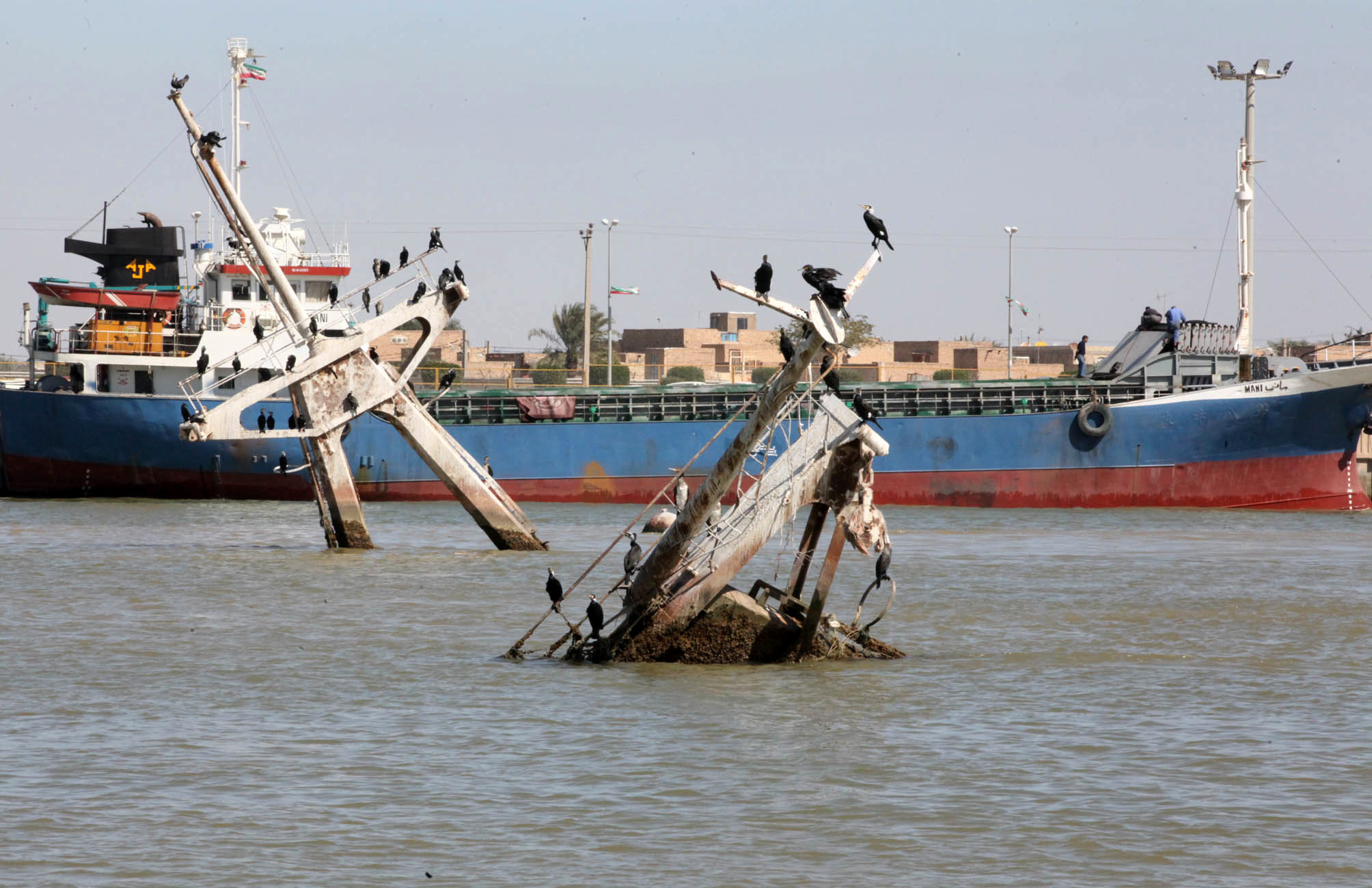 ۱۱ کشتی غرق شده از اروند خارج می‌شود