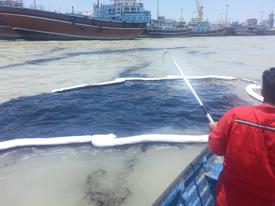 عملیات مقابله با آلودگی نفتی در کانال دسترسی بندر بوشهر