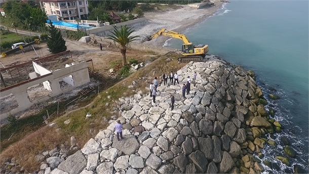 تخریب ۸ سازه غیر مجاز در نوار ساحلی نوشهر/ آزاد سازی ۱۳هزار متر مربع از اراضی ساحلی