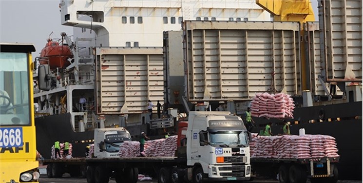 پهلوگیری کشتی حامل 31 هزار تن برنج در بندر شهید رجایی