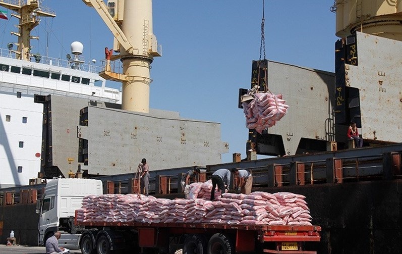 تخلیه ۳۴ کشتی حامل کالای اساسی در بندر شهید رجایی