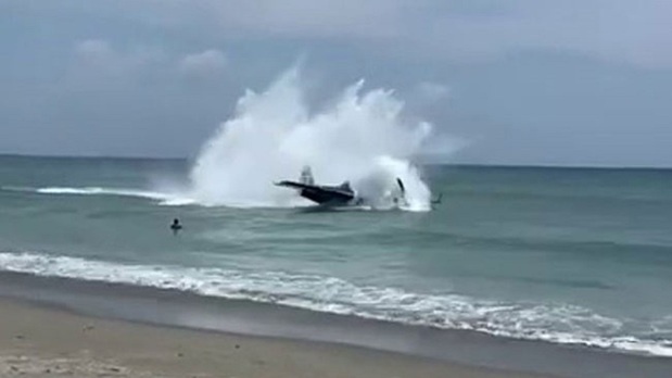 فرود هواپیما در ساحل دریا و وحشت گردشگران(+فیلم)