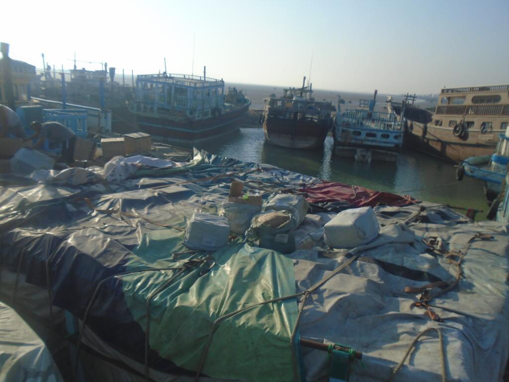 توقیف ۲ شناور تجاری حامل کالای قاچاق در آب‌های ساحلی ماهشهر