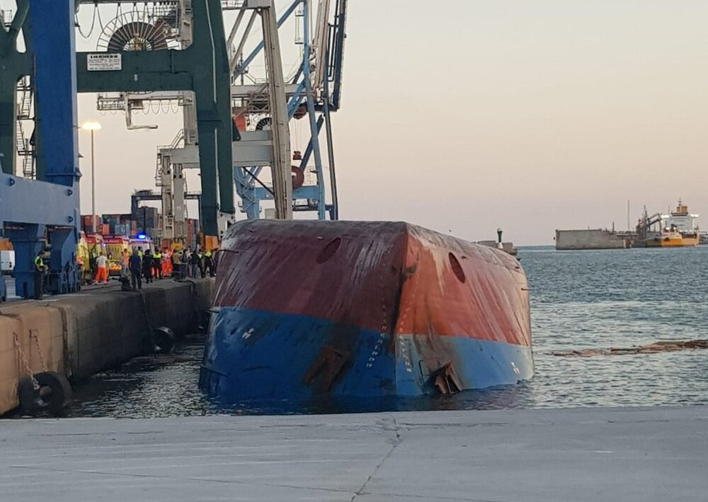 واژگون شدن یک فروند کشتی باری در اسپانیا(+عکس)
