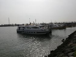 وزش باد فعالیت شناورهای مسافری را در بندر شهید حقانی متوقف کرد