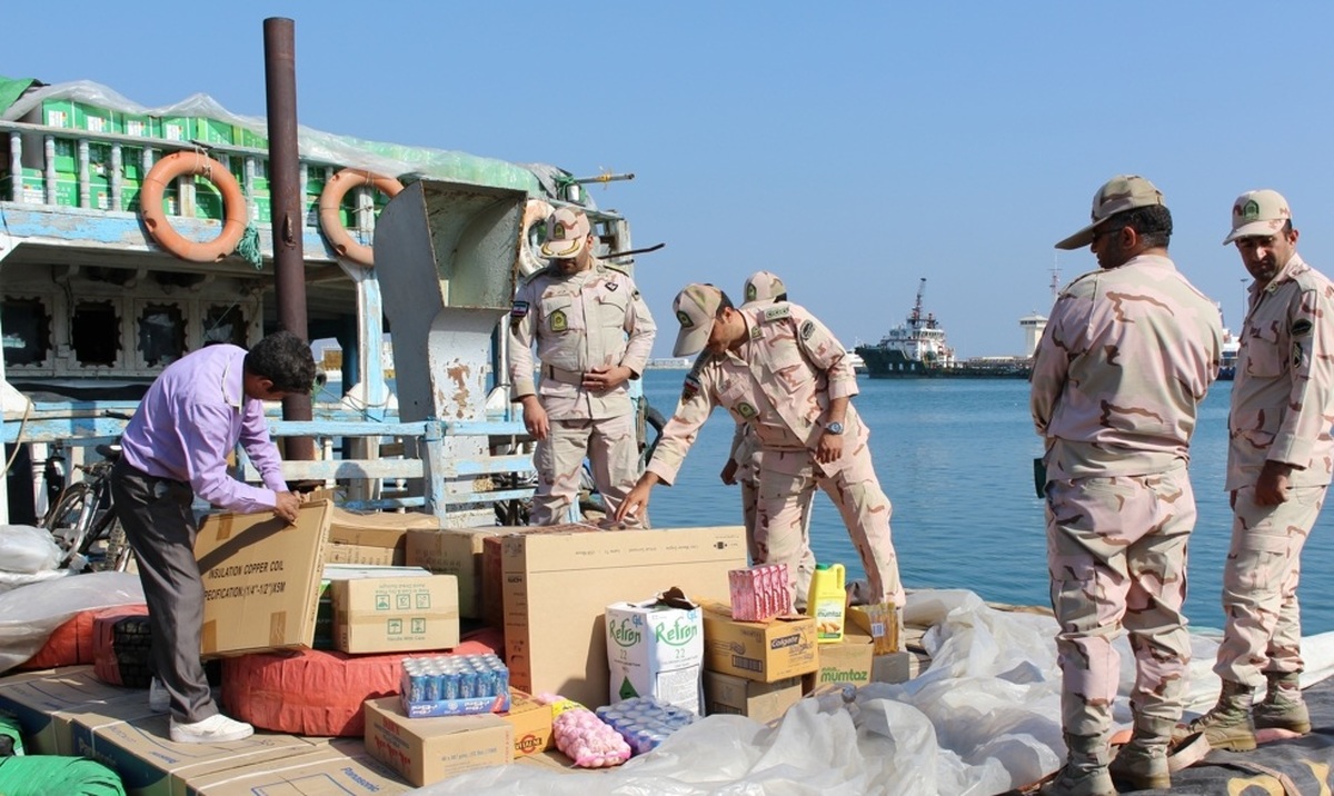توقیف شناور تجاری حامل ۳۰۰ میلیارد ریال کالای قاچاق در خلیج فارس
