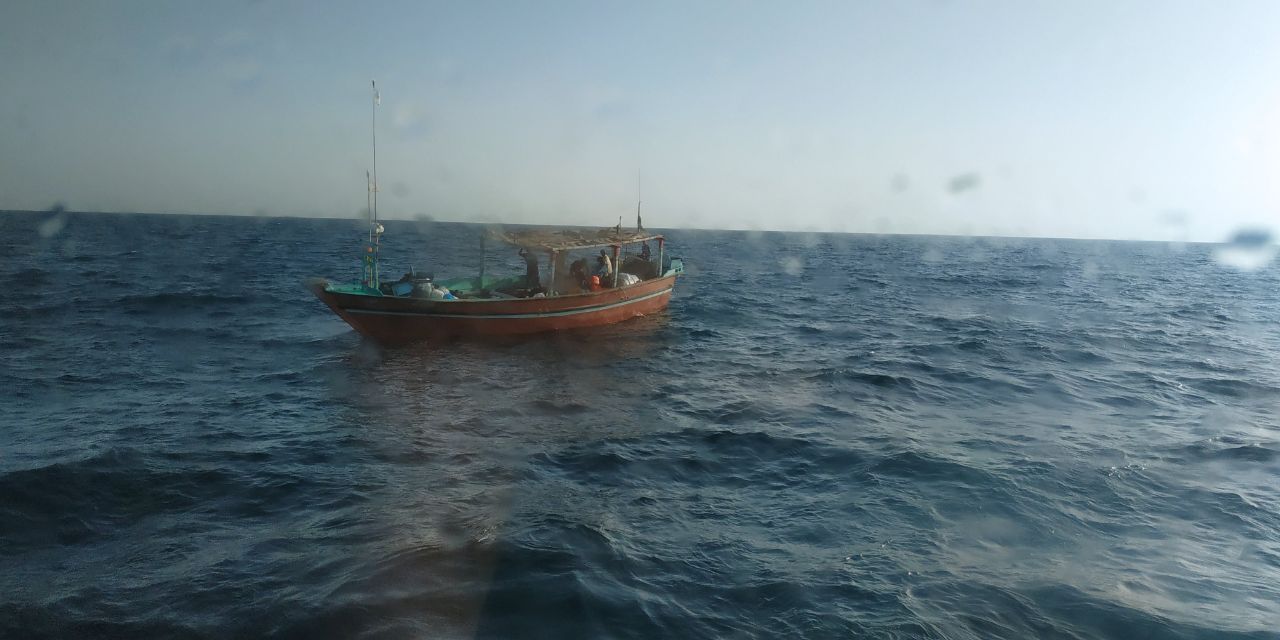 نجات سه خدمه شناور صیادی در آب‌های شمالی خلیج فارس