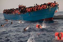 غرق شدن بیش از ۹۰ مهاجر در دریای مدیترانه
