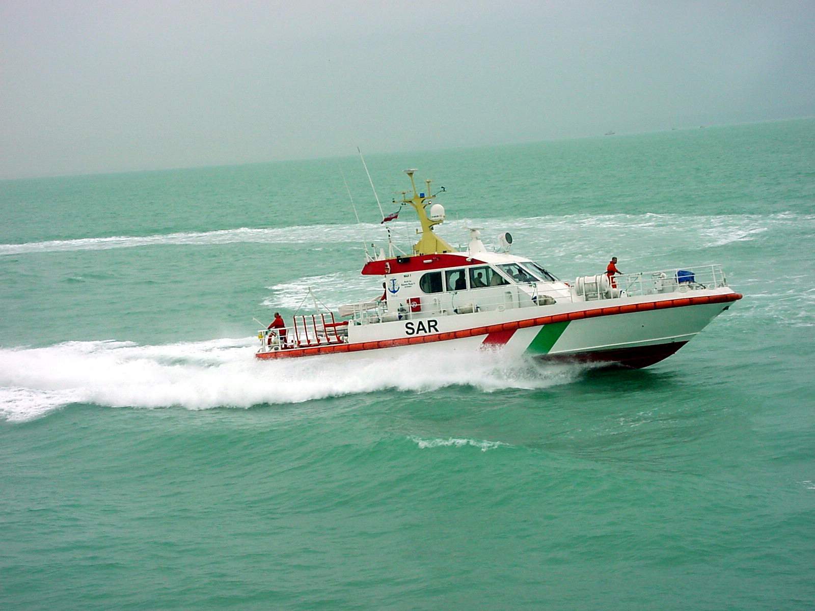 عملیات امداد پزشکی به دو خدمه شناور در خلیج فارس