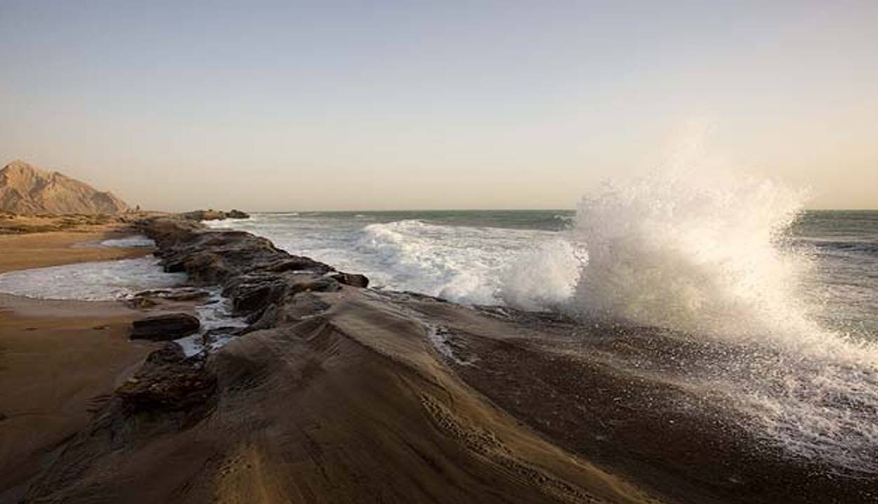 مواج شدن خلیج‌فارس در نوار ساحلی استان بوشهر