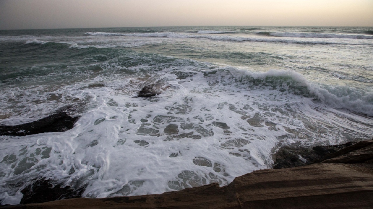اعلام هشدار دریایی سطح نارنجی در نوار ساحلی استان بوشهر/ خلیج فارس مواج و متلاطم شد