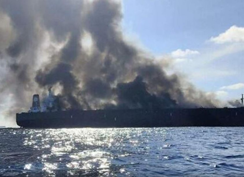 فیلم/ آتش گرفتن یک نفتکش در آب‌های مالزی