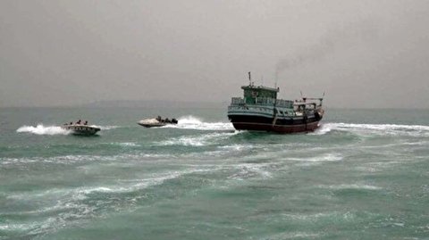 توقیف ۲ شناور حامل سوخت قاچاق در آب‌های ساحلی خوزستان