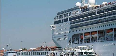 Cruise ship crashes into tourist boat in Venice, injuring five people