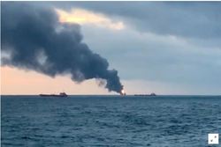 دو کشتی در تنگه کرچ آتش گرفتند