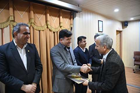 تقدیراز پژوهشگران برتر اداره کل بنادر و دریانوردی خوزستان