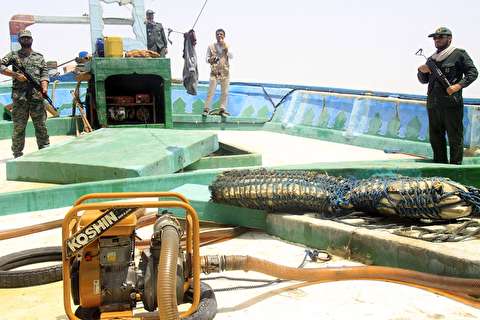 توقیف دو شناور حامل سوخت قاچاق در آب‌های خلیج فارس