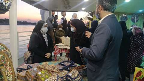 برپایی نمایشگاهی هنری بر روی عرشه کشتی در خرمشهر