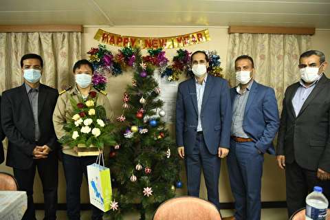 تبریک سال نو میلادی به دریانوردان کشتی‌های خارجی در بندر امام