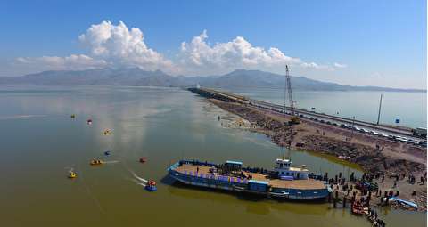 رونق گردشگری در سواحل دریاچه ارومیه با وجود کرونا/ احیای دریاچه ارومیه، گردشگری را جان داده است