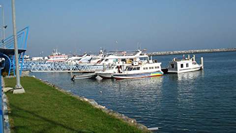 باد شدید بنادر مسافری هرمزگان را تعطیل کرد