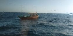 نجات ۶ سرنشین شناور صیادی در آب‌های عمان