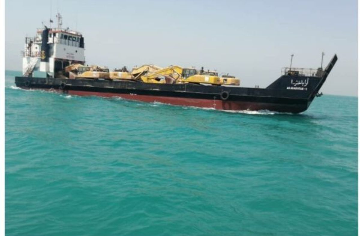 توقیف شناور حامل سوخت قاچاق در آب‌های بندر ماهشهر