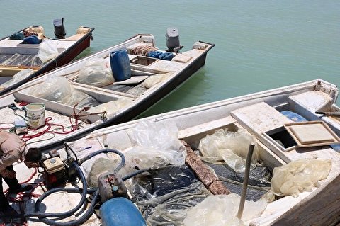 توقیف شناور صیادی حامل سوخت قاچاق در آب‌های آبادان