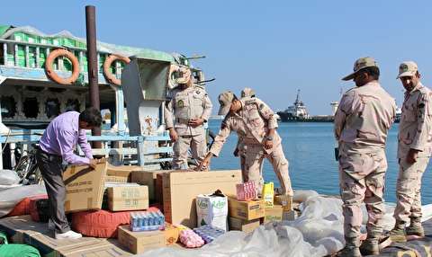 توقیف شناور تجاری حامل ۳۰۰ میلیارد ریال کالای قاچاق در خلیج فارس