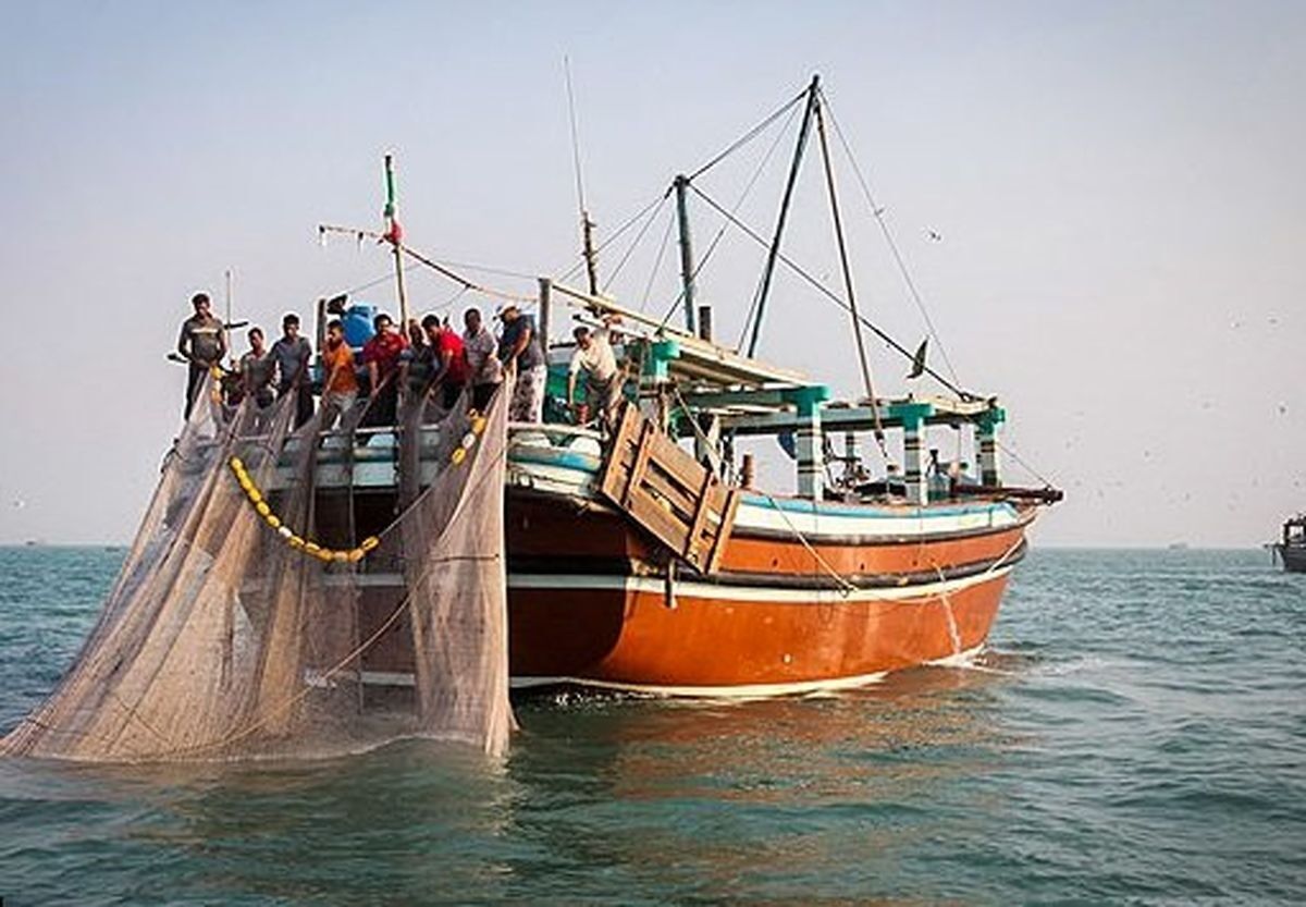 صیادان خوزستانی برای صید میگو راهی دریا شدند