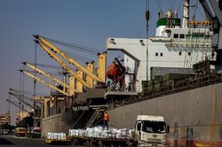 پهلو گیری سومین کشتی حامل نهاده‌های دامی در بندر شهیدرجایی
