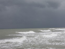 دریای خزر مواج و توفانی است