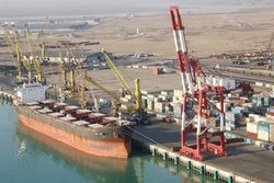 پهلوگیری ۱۱ فروند کشتی حامل کالا‌های اساسی در بندر امام خمینی