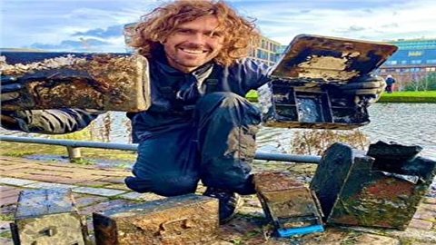 ۵۰ گاوصندوق زیر آب پیدا شد