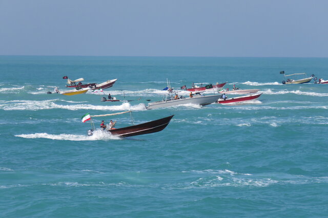 رژه دریایی اقتدار و نمایش قدرت در آب‌های خلیج فارس استان بوشهر اجرا شد