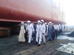بازدید نماینده ولی فقیه و امام جمعه بندرعباس از شرکت تعمیرات کشتی پرشیا هرمز