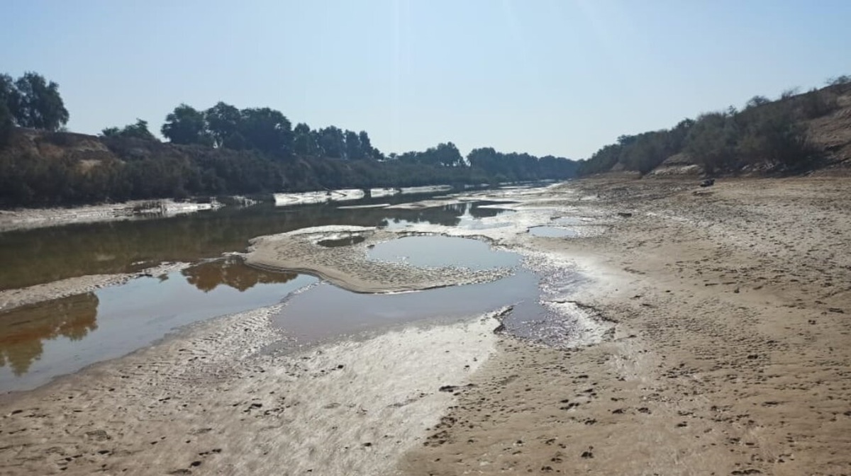 رودخانه زهره در هندیجان خشک شد/به گل نشستن چند لنج صیادی