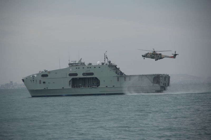 رزمایش نیرو‌های دریایی ایران و عمان در تنگه هرمز