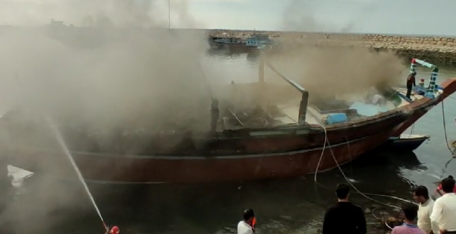 مهار آتش سوزی دو فروند لنج صیادی در اسکله بندر کوهستک