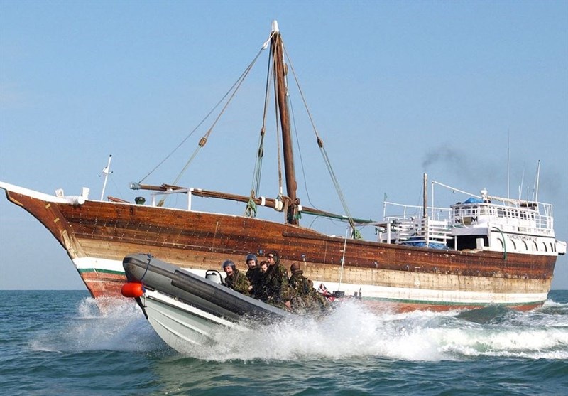 شناور صید غیرمجاز ترال در آب‌های خلیج فارس بوشهر توقیف شد