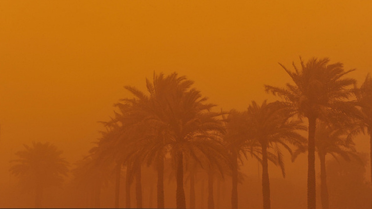 گرد و خاک آسمان شهر‌های ساحلی خوزستان را تیره و تار کرد