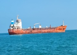 توقیف شناور حامل ۹۰ هزار لیتر سوخت قاچاق در خلیج فارس