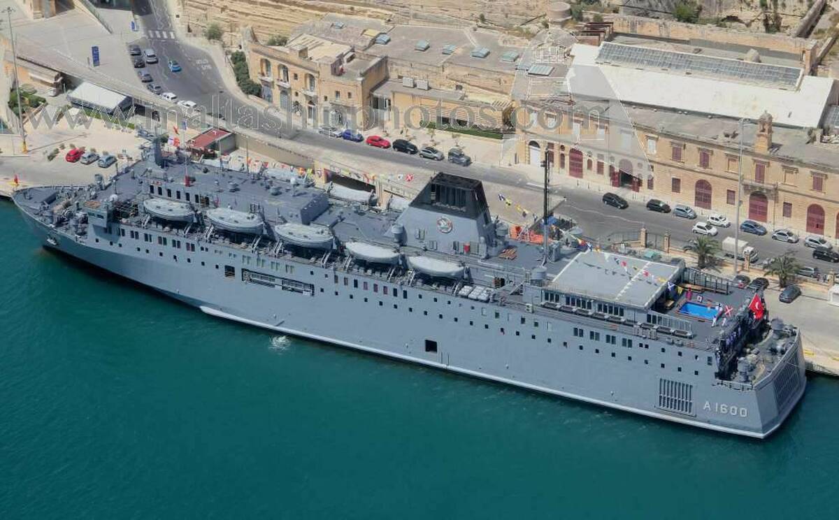 جابه جایی مجروحان زلزله با کشتی نیروی دریایی ترکیه