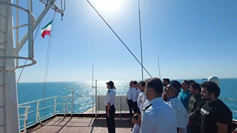 مراسم اهتزاز پرچم جمهوری اسلامی ایران در کشتی‌های ناوگان ملی