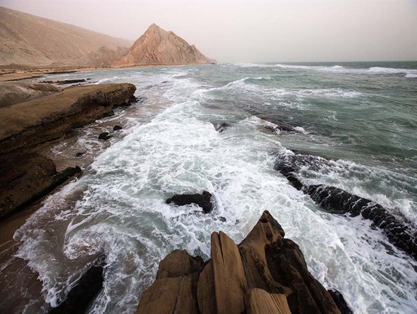 آب‌های شمال خلیج فارس و سواحل خوزستان مواج و توفانی است