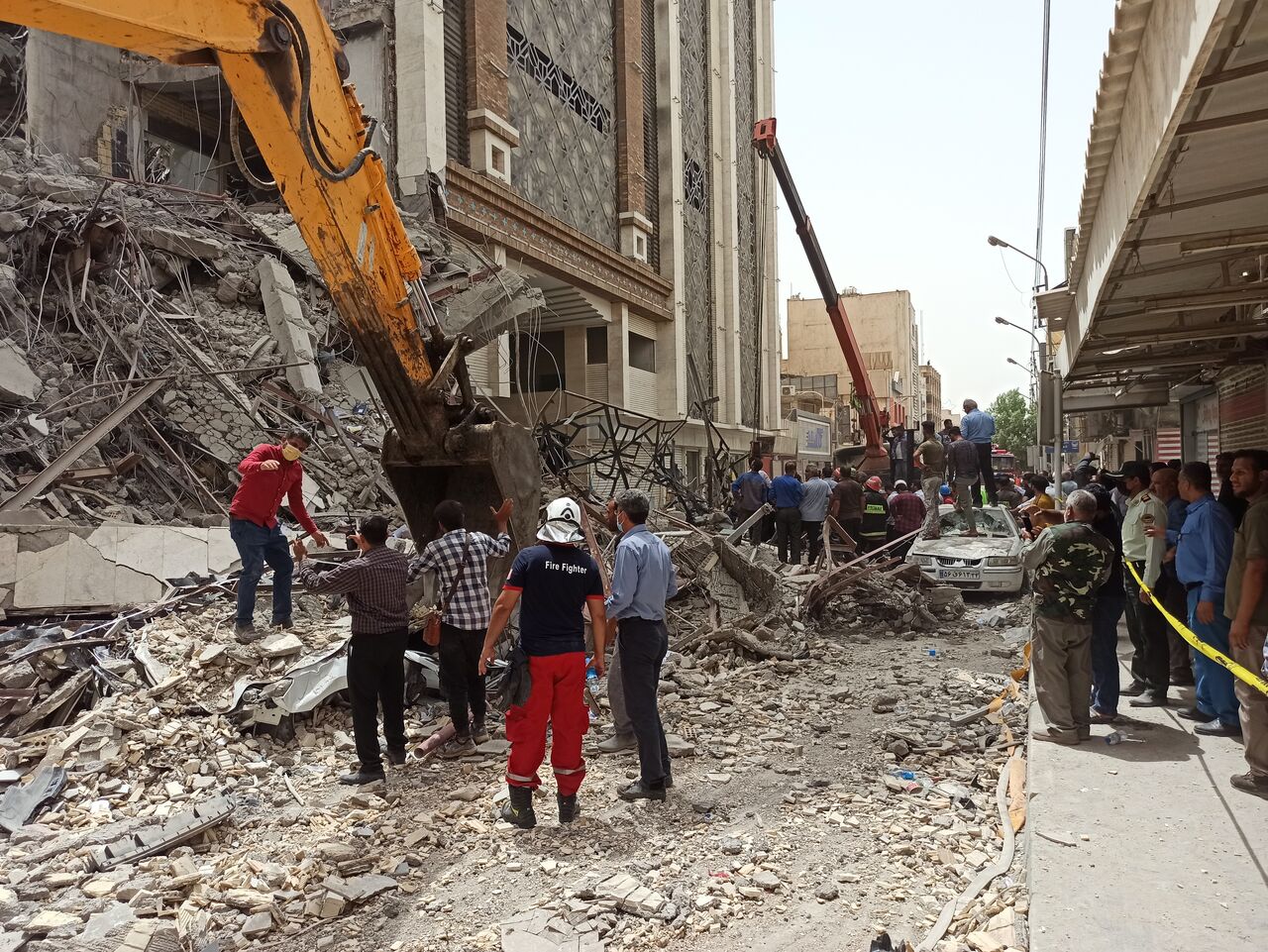 ورود گروه‌های امداد و نجات بنادر و دریانوردی خوزستان به ساختمان حادثه دیده متروپل آبادان