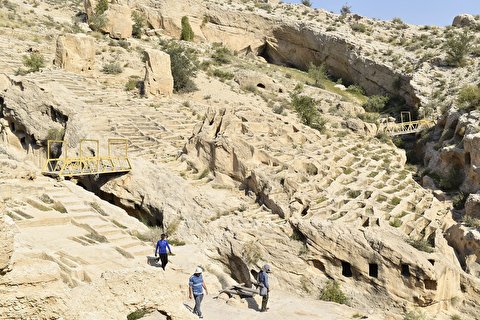 آغاز نخستین مرحله از برنامه مطالعاتی هدفمند در بندر تاریخی سیراف/ انجام کاوش باستان شناسی ۴۵ روز‌ه در سیراف