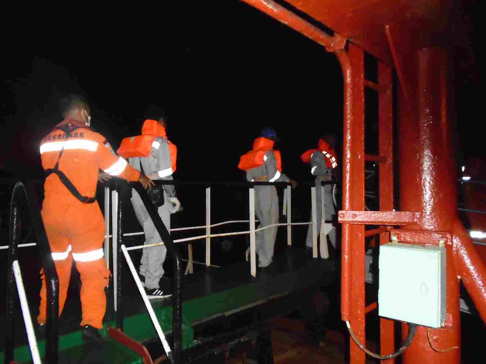 نجات جان سه ماهیگیر اندونزیایی توسط کارکنان کشتی گل افروز